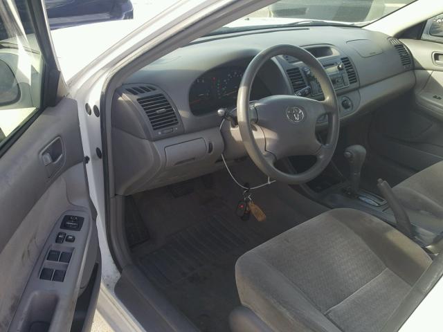 JTDBE32K530187363 - 2003 TOYOTA CAMRY LE თეთრი ფოტო 9