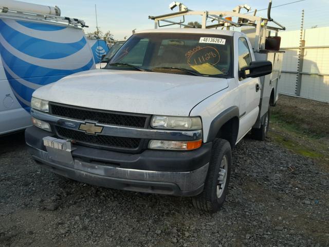 1GBHC24U72E180364 - 2002 CHEVROLET SILVERADO WHITE photo 2