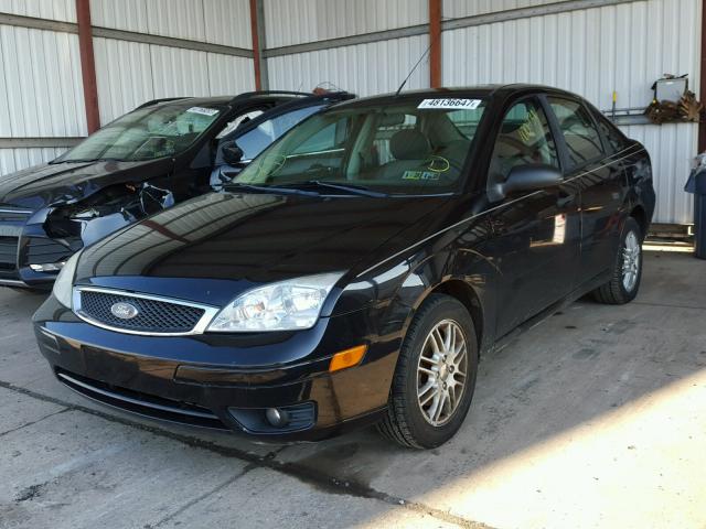 1FAFP34N25W306172 - 2005 FORD FOCUS ZX4 BLACK photo 2