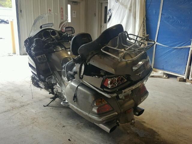 1HFSC47014A305820 - 2004 HONDA GL1800 SILVER photo 3