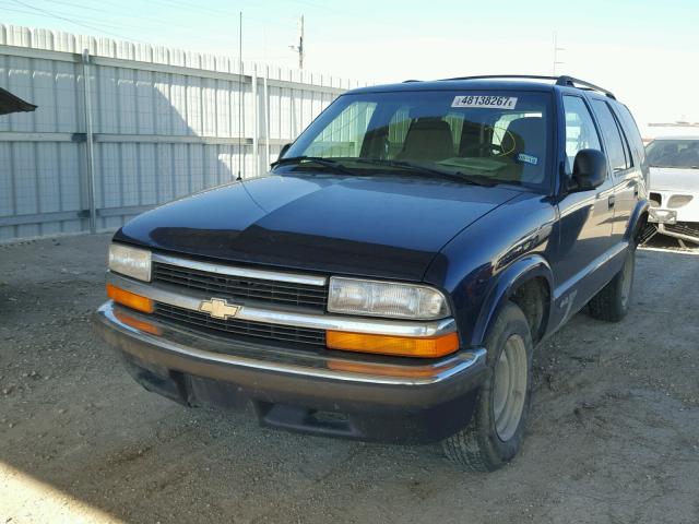 1GNCS13W0W2268919 - 1998 CHEVROLET BLAZER BLUE photo 2