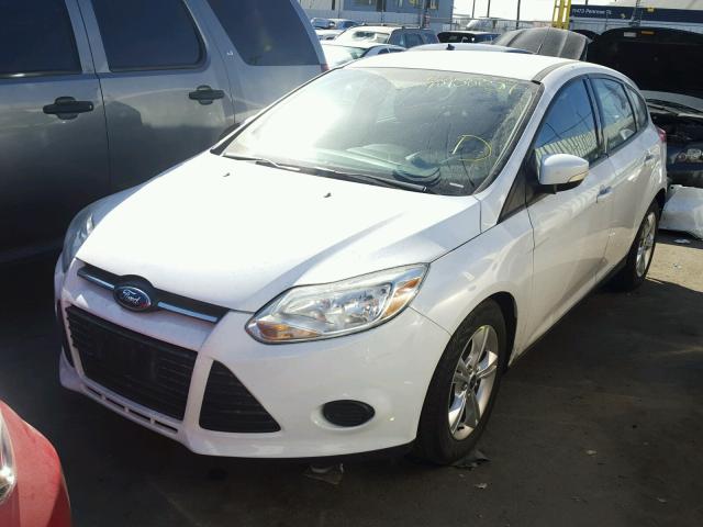 1FADP3K24EL176171 - 2014 FORD FOCUS SE WHITE photo 2