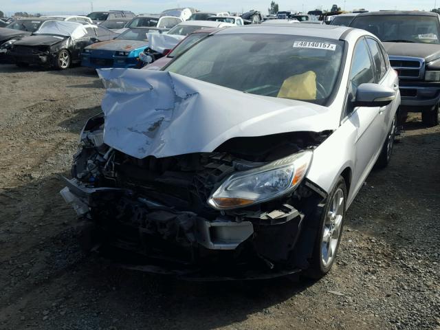 1FAHP3M22CL215917 - 2012 FORD FOCUS SEL SILVER photo 2