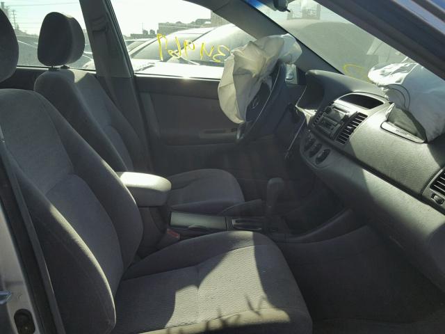 JTDBE32K730242654 - 2003 TOYOTA CAMRY LE ვერცხლისფერი ფოტო 5