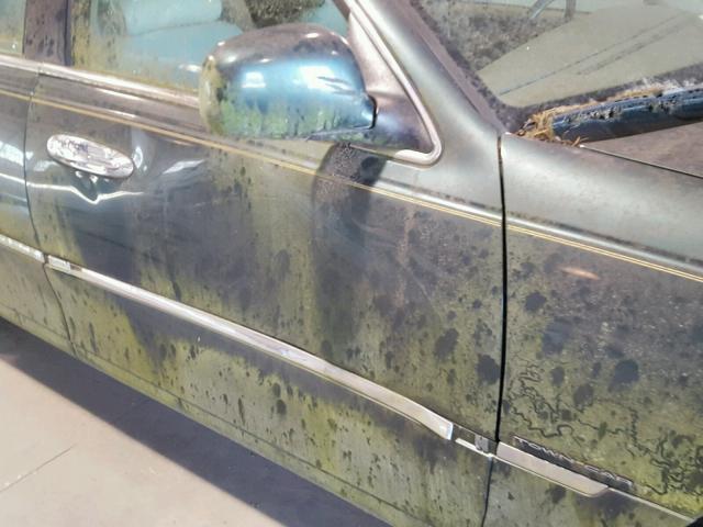 1LNHM82W3YY867165 - 2000 LINCOLN TOWN CAR S GREEN photo 9