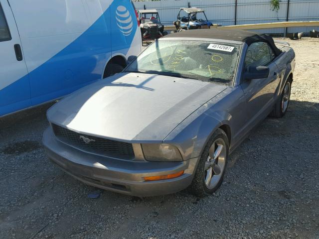 1ZVFT84N165244819 - 2006 FORD MUSTANG GRAY photo 2