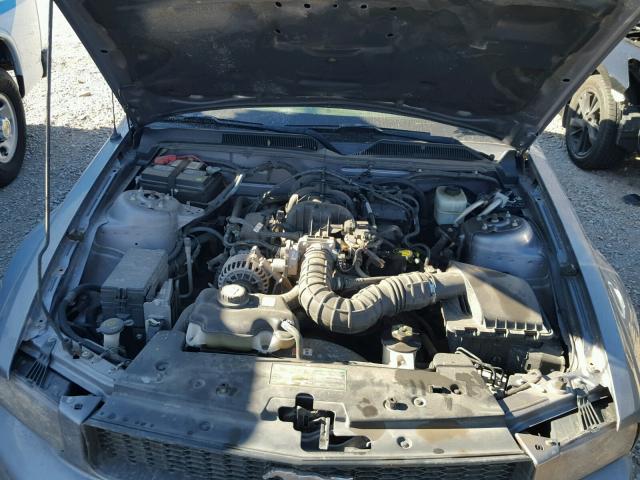 1ZVFT84N165244819 - 2006 FORD MUSTANG GRAY photo 7