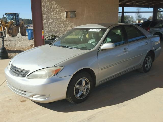 4T1BE32KX2U060644 - 2002 TOYOTA CAMRY LE Silber Foto 2