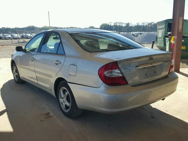 4T1BE32KX2U060644 - 2002 TOYOTA CAMRY LE Silber Foto 3