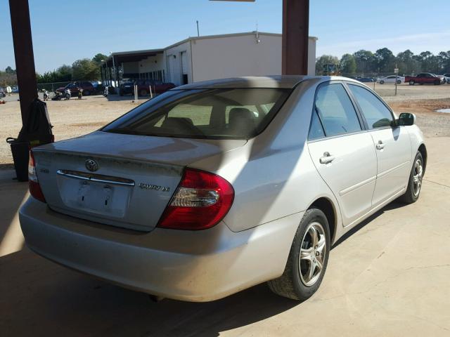 4T1BE32KX2U060644 - 2002 TOYOTA CAMRY LE Silber Foto 4