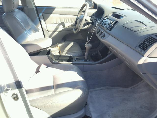 4T1BE32KX2U060644 - 2002 TOYOTA CAMRY LE Silber Foto 5