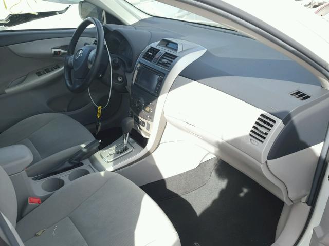 5YFBU4EE2DP099070 - 2013 TOYOTA COROLLA BA WHITE photo 5