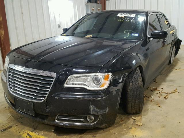 2C3CCAAGXDH576206 - 2013 CHRYSLER 300 BLACK photo 2