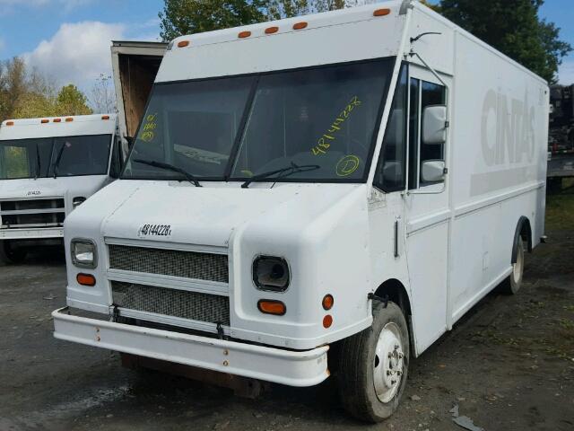 4UZAANBW21CJ13735 - 2001 FREIGHTLINER CHASSIS M WHITE photo 2