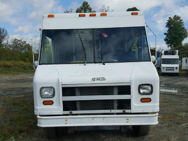 4UZAANCP54CM25317 - 2004 FREIGHTLINER CHASSIS M WHITE photo 9