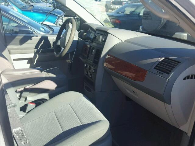 2A8HR44H78R648963 - 2008 CHRYSLER TOWN & COU SILVER photo 5