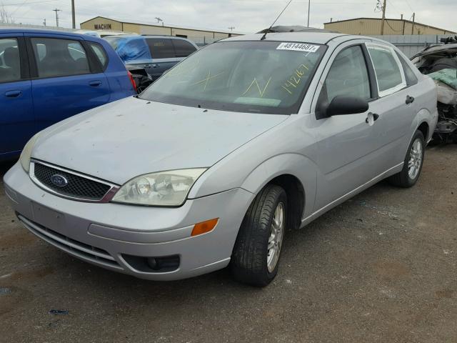 1FAHP34N57W142167 - 2007 FORD FOCUS ZX4 SILVER photo 2