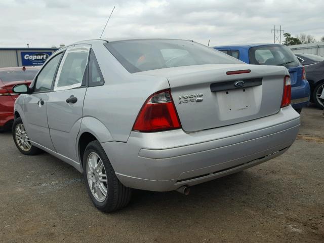 1FAHP34N57W142167 - 2007 FORD FOCUS ZX4 SILVER photo 3