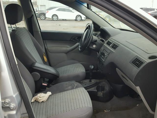 1FAHP34N57W142167 - 2007 FORD FOCUS ZX4 SILVER photo 5