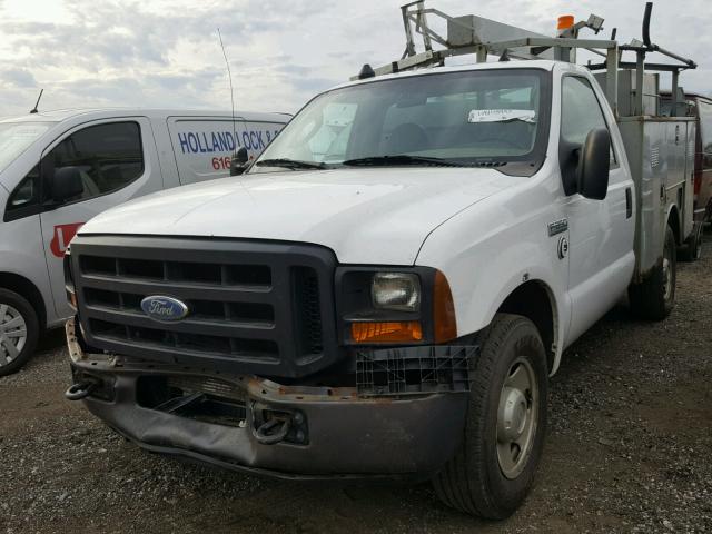 1FDSF30556EB51315 - 2006 FORD F350 SRW S WHITE photo 2