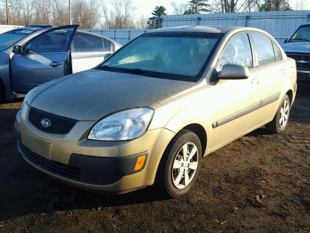 KNADE223996526138 - 2009 KIA RIO BASE GOLD photo 2