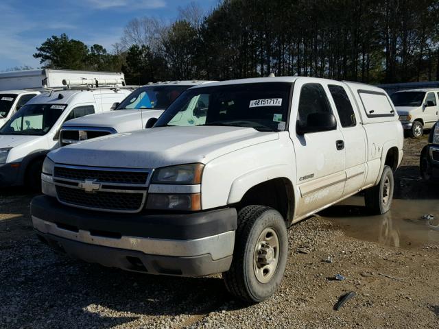 1GCHK29U75E172602 - 2005 CHEVROLET SILVERADO WHITE photo 2