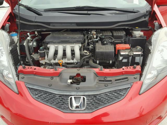 JHMGE8H3XDC035936 - 2013 HONDA FIT RED photo 7