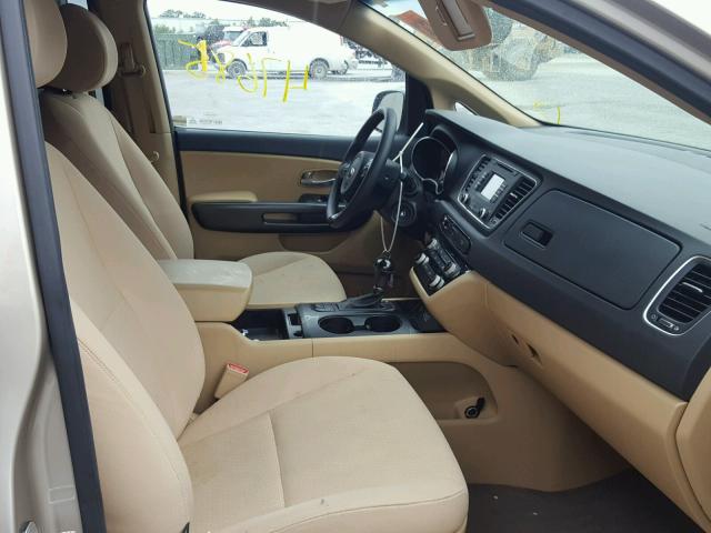 KNDMB5C13G6087834 - 2016 KIA SEDONA LX GOLD photo 5