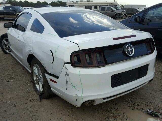 1ZVBP8AM2E5204617 - 2014 FORD MUSTANG WHITE photo 3