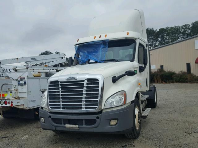 1FUBGDDV1DSBU4910 - 2013 FREIGHTLINER CASCADIA 1 WHITE photo 2