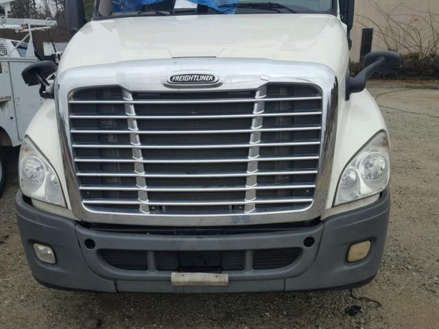1FUBGDDV1DSBU4910 - 2013 FREIGHTLINER CASCADIA 1 WHITE photo 7