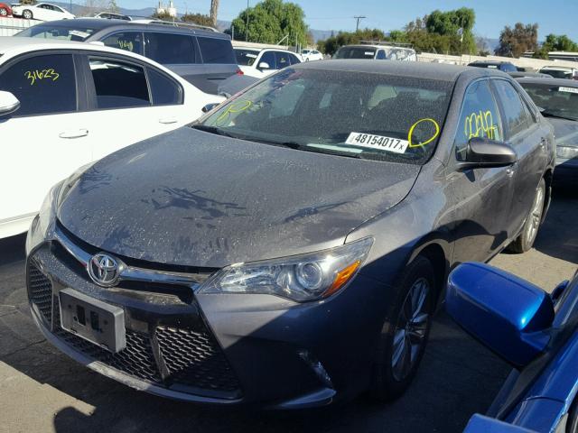4T1BF1FK7GU227593 - 2016 TOYOTA CAMRY LE ნაცრისფერი ფოტო 2