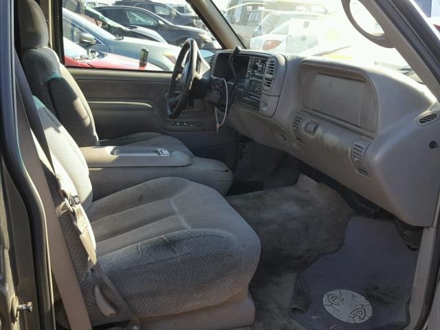 3GNEC16RXXG256622 - 1999 CHEVROLET SUBURBAN C GRAY photo 5