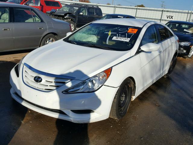 5NPEB4AC0BH150714 - 2011 HYUNDAI SONATA GLS WHITE photo 2