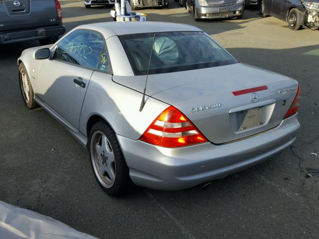 WDBKK47F6XF129628 - 1999 MERCEDES-BENZ SLK 230 KO SILVER photo 3