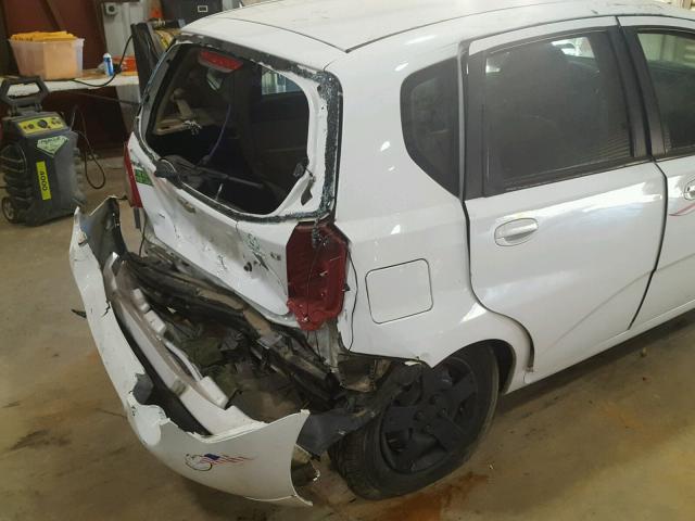 KL1TD66E59B625395 - 2009 CHEVROLET AVEO LS WHITE photo 9