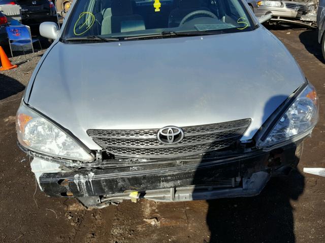 4T1BE32K14U343999 - 2004 TOYOTA CAMRY LE ვერცხლისფერი ფოტო 9