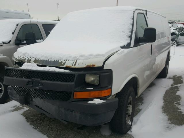 1GCGG29C591178917 - 2009 CHEVROLET EXPRESS G2 WHITE photo 2