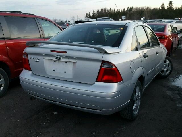 1FAHP34N97W235077 - 2007 FORD FOCUS ZX4 SILVER photo 4