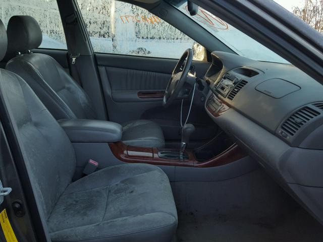 4T1BF30K02U504937 - 2002 TOYOTA CAMRY LE 灰色 照片 5