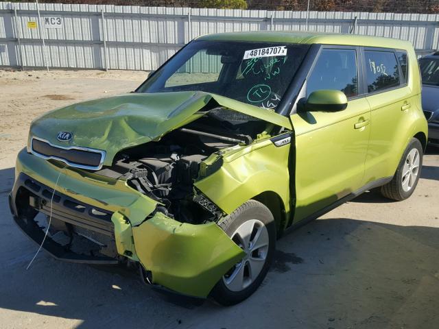 KNDJN2A2XG7840595 - 2016 KIA SOUL GREEN photo 2