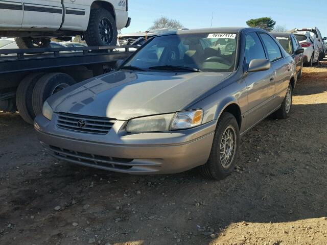 4T1BG22K5WU387849 - 1998 TOYOTA CAMRY CE TAN photo 2