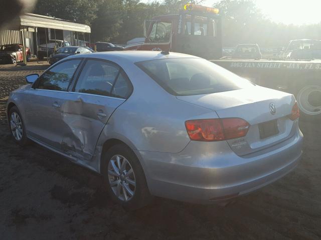 3VWDX7AJ2DM426818 - 2013 VOLKSWAGEN JETTA SE 银色 照片 4