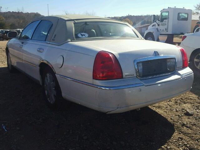 1LNHM83W93Y608641 - 2003 LINCOLN TOWN CAR C WHITE photo 3