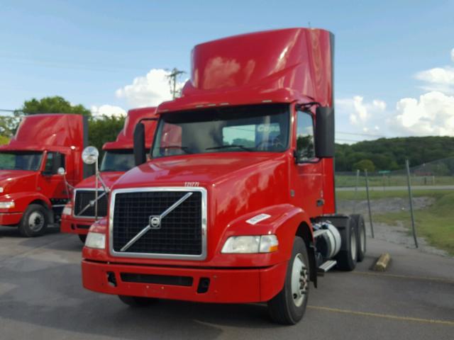 4V4MC9EG0DN131302 - 2013 VOLVO VN VNM RED photo 2