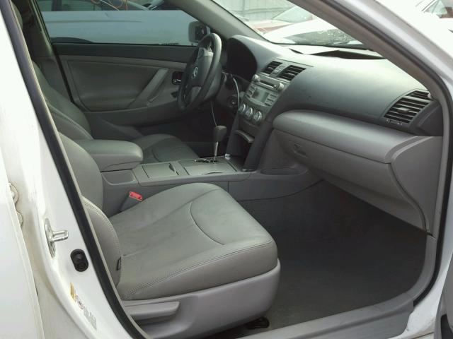 4T1BF3EK7BU583547 - 2011 TOYOTA CAMRY BASE WHITE photo 5