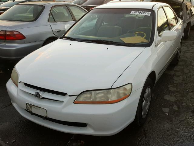 3HGCG6658YG706480 - 2000 HONDA ACCORD LX WHITE photo 2