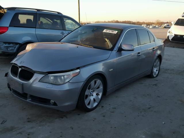 WBANB33525CN63479 - 2005 BMW 545 I GRAY photo 2