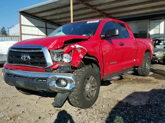 5TFUM5F15DX041465 - 2013 TOYOTA TUNDRA DOU RED photo 2