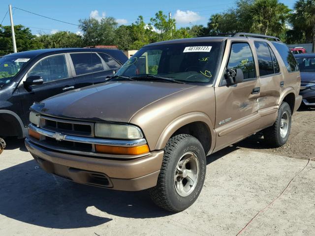 1GNCS13W22K237410 - 2002 CHEVROLET BLAZER GOLD photo 2